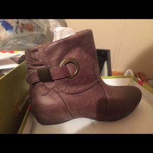 New women’s baretrap boots
